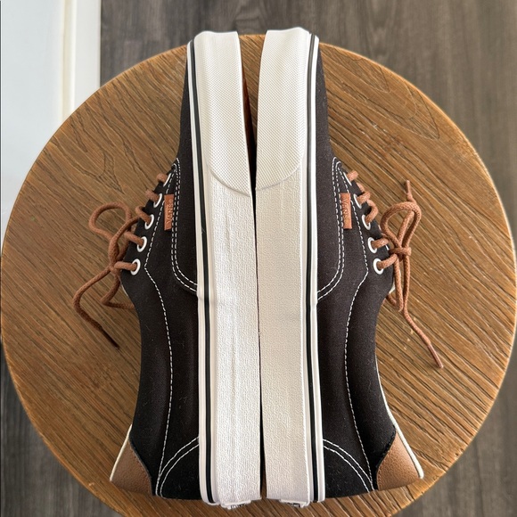 Vans shoes. - Picture 3 of 6